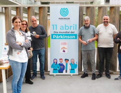El Grupo de Parkinson Precoz del Hospital Francolí instala una mesa informativa en las puertas del hospital tarraconense.
